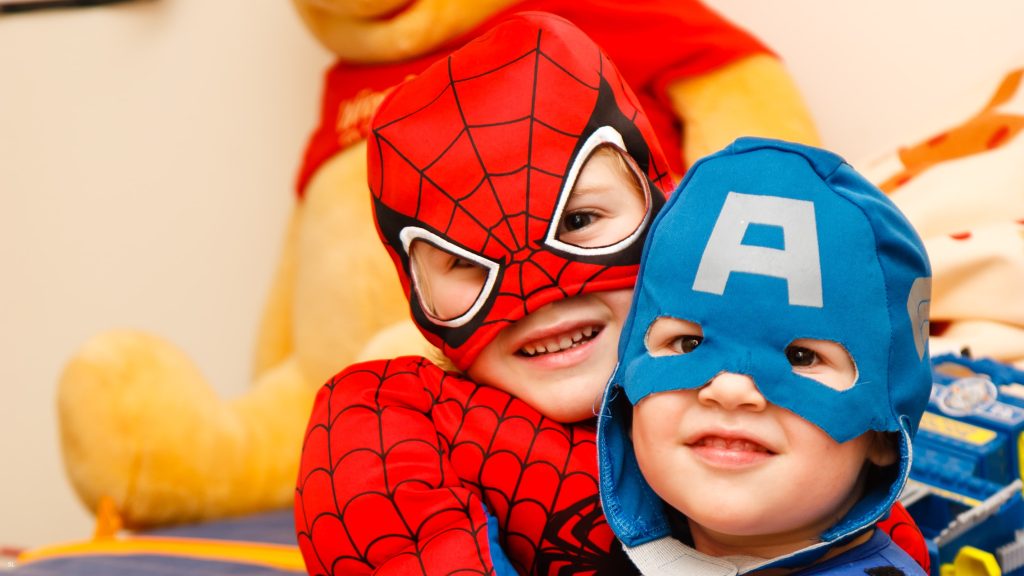 deux enfants déguisés en super héros